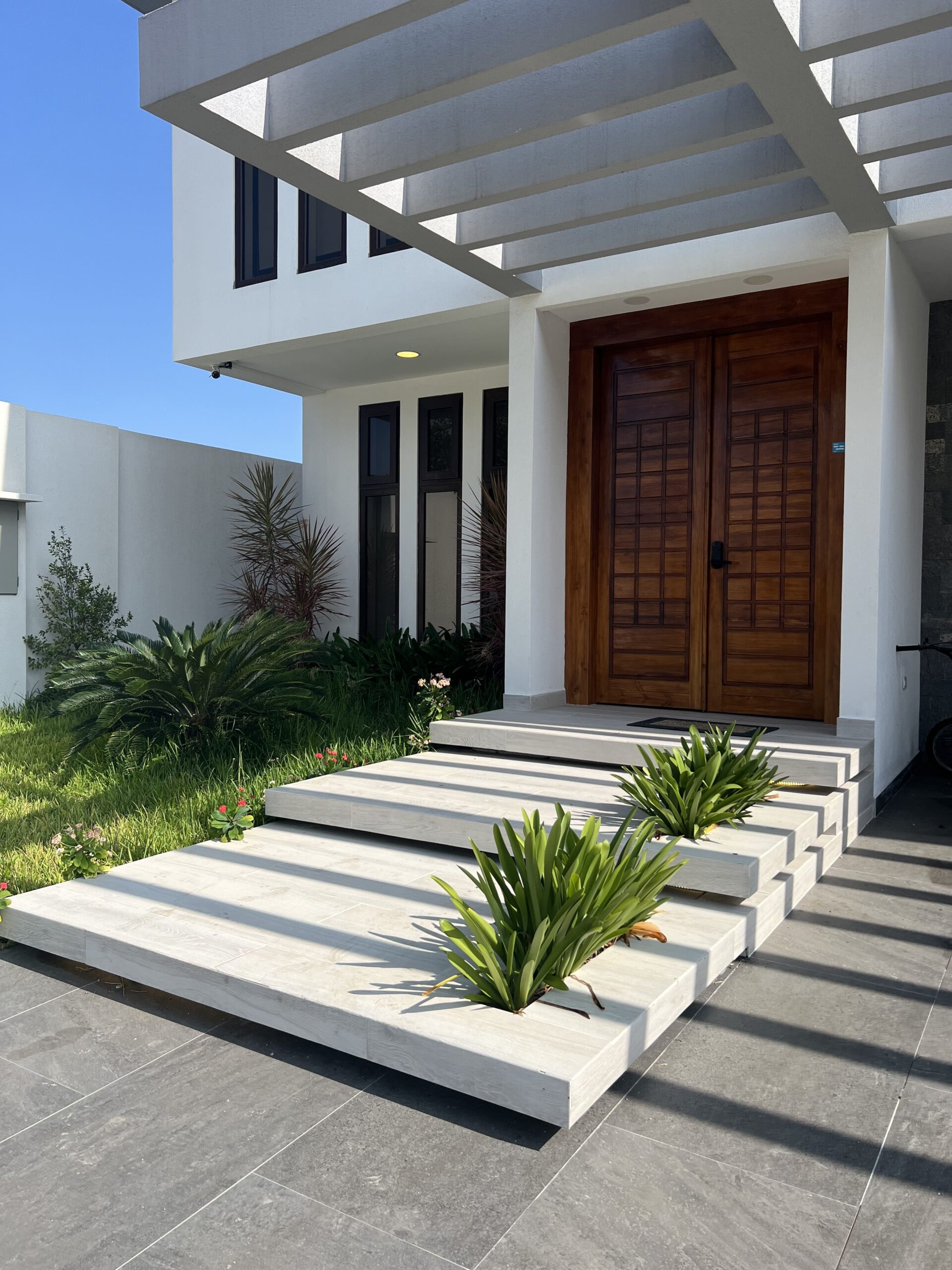 ingreso de casa grupo moreno arquitectos